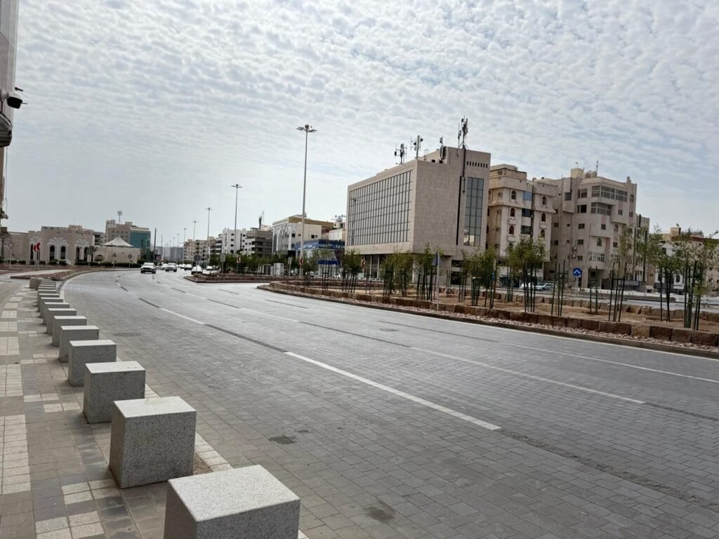 مشروع أنسنة طريق الأمير عبد المجيد من طريق عثمان بن عفان حتى طريق خالد بن الوليد ؛ بطول (4 كم).