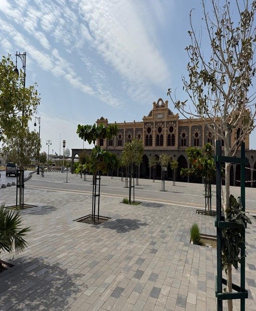 مشروع تطوير ساحة دار القلم مع طريق عمر بن الخطاب مع ساحة الملك عبد العزيز؛ بمساحة ( 30,000 متر مربع).