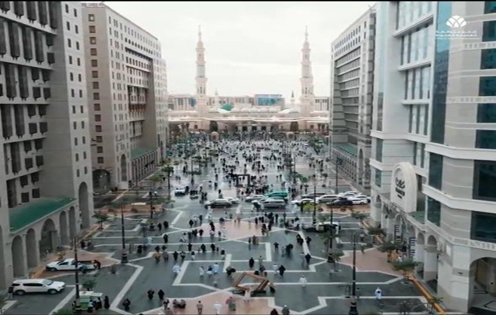 مشروع تطوير طريق جادة أحد من طريق الملك فيصل حتى المسجد النبوي الشريف (المنطقة المركزية) ؛ بطول (2 كم).