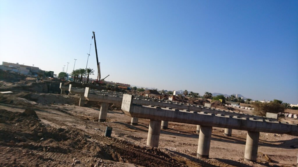 .مشروع جسر بتقاطع شارع 64 متر مع وادي العقيق بآبار الماشي