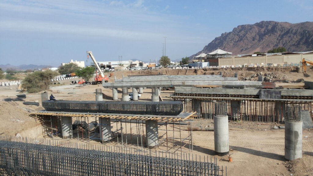 .مشروع جسر بتقاطع طريق عثمان بن عفان مع وادي قناه